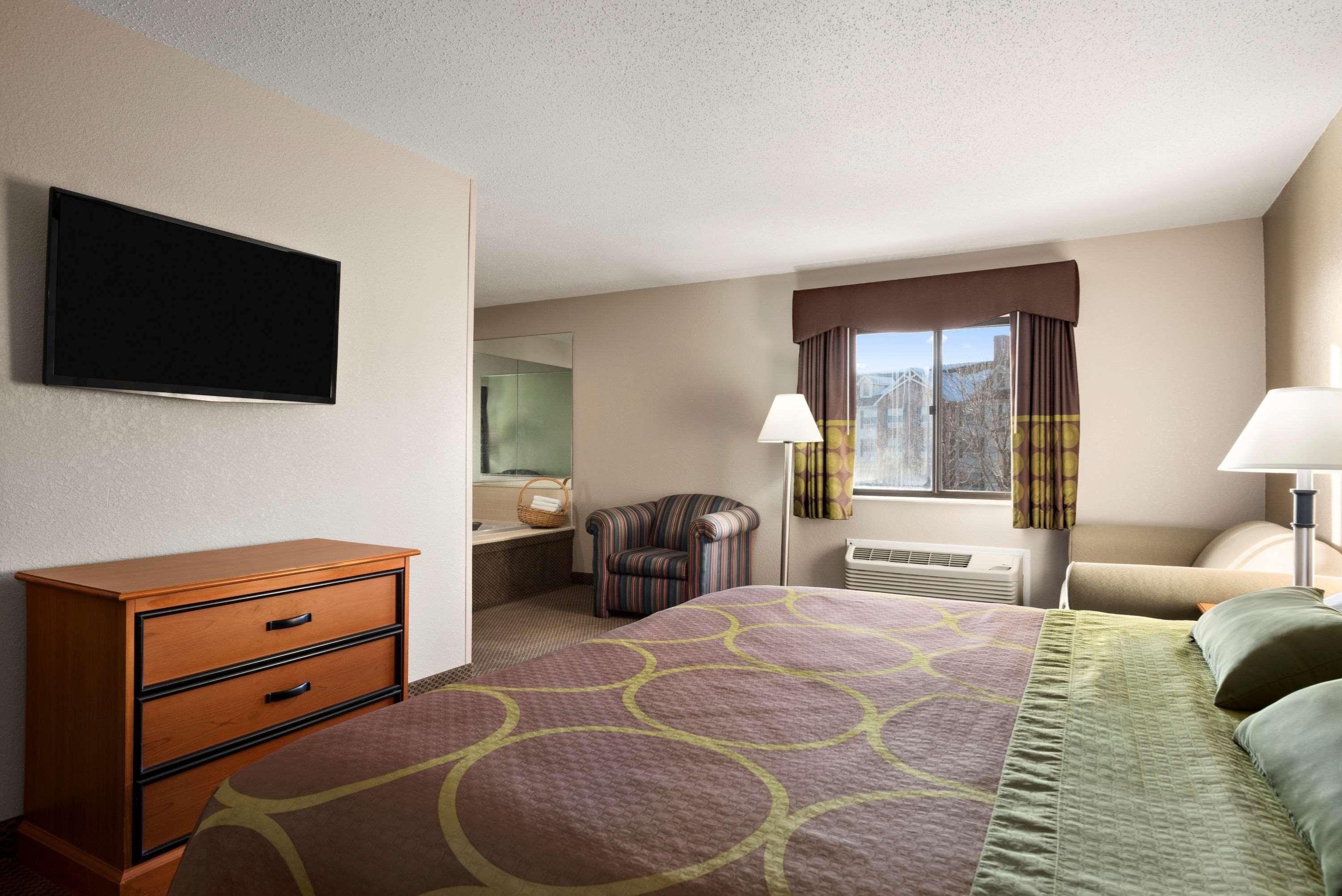 Super 8 By Wyndham Green Bay I-43 Bus. Park Exterior photo